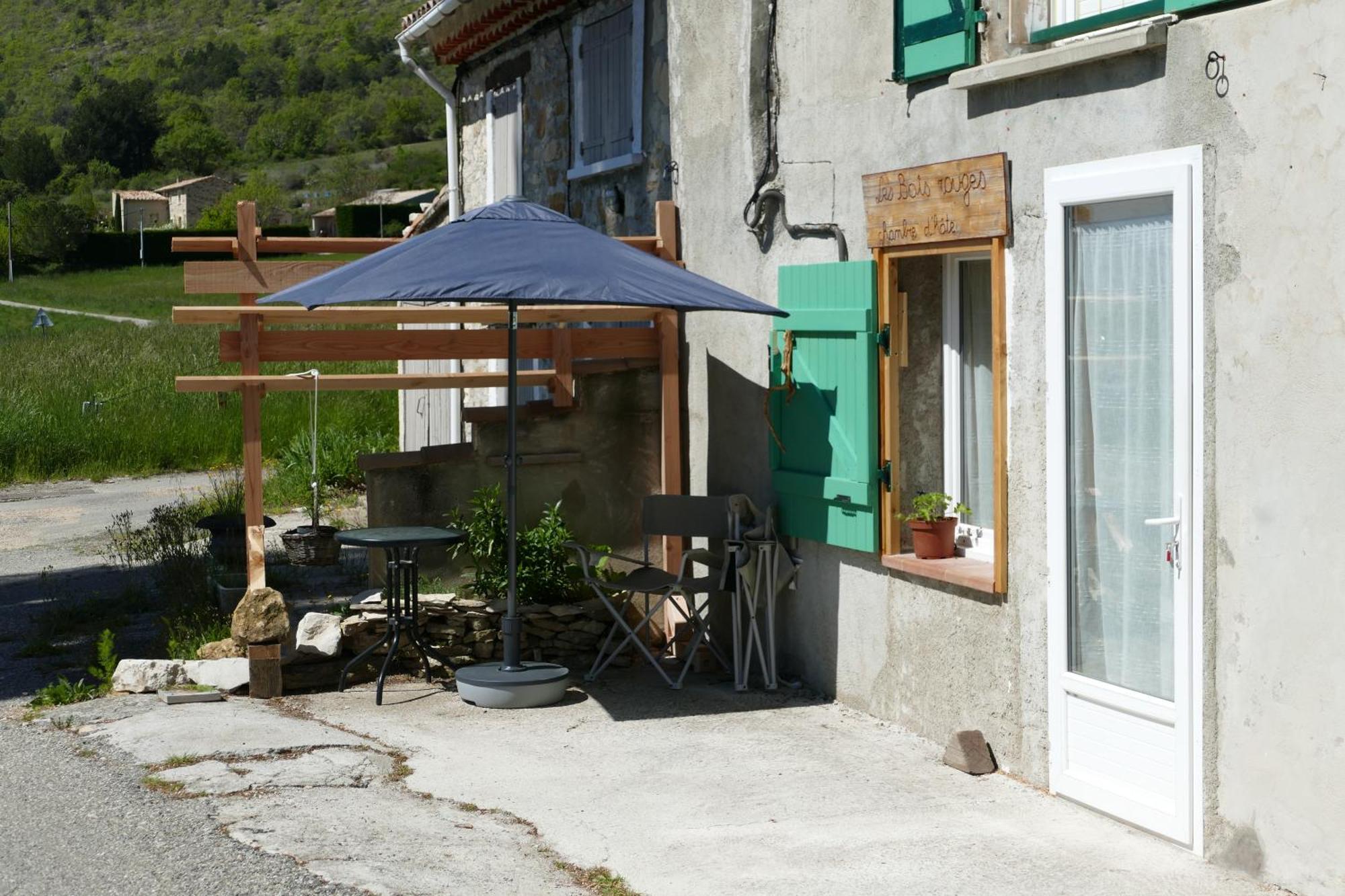 Les Bois Rouges Bed & Breakfast La Rochegiron Екстериор снимка